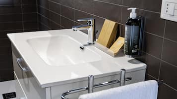 Tweepersoonskamer, balkon | Badkamer | Een douche, een haardroger, pantoffels, handdoeken