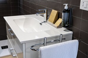 Double Room, Balcony | Bathroom | Shower, hair dryer, slippers, towels - D'Stay (Bari)