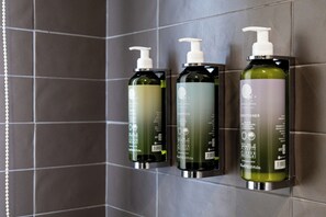 Double Room, Balcony | Bathroom amenities | Shower, hair dryer, slippers, towels - D'Stay (Bari)