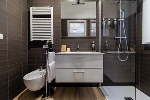 Double Room | Bathroom | Shower, hair dryer, slippers, towels - D'Stay (Bari)