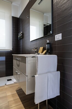 Kahden hengen huone, parveke | Kylpyhuone | Suihku, hiustenkuivaaja, tohvelit, pyyhkeet