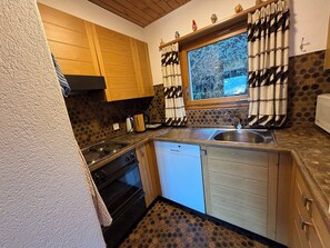 Mikrovågsugn, ugn, spishäll och diskmaskin