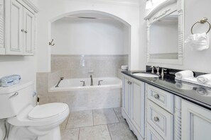 Douche, sèche-cheveux, serviettes fournies
