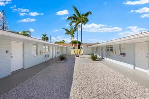 Exterior - Newly renovated Studio Apartments by the Beach! (Hallandale Beach)