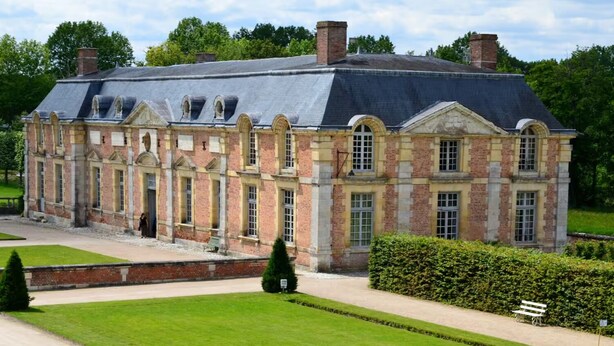 A large, historic building with a symmetrical facade, multiple windows, and a central entrance. - Gite des Cerfs (La Ferté-Saint-Aubin)