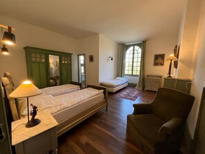 Bed sheets - Vrbo Property (La Ferté-Saint-Aubin)