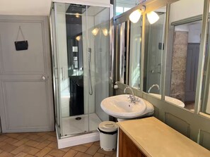 Toilet paper - Vrbo Property (La Ferté-Saint-Aubin)