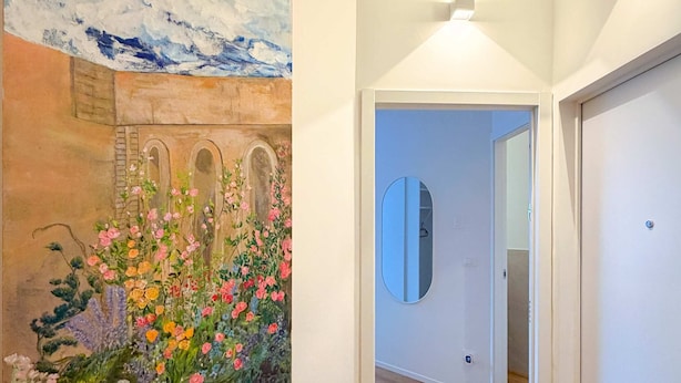 A hallway with a floral mural, a wooden floor, and a 'Hello' mat. - Casa Sabotino, modern, functional, and cozy (Bologna)