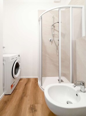 Shower, hair dryer, towels, shampoo - Casa Sabotino, modern, functional, and cozy (Bologna)