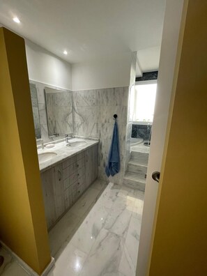 Shower, jetted bath, hair dryer, towels - Vrbo Property (hacienda del alamo)