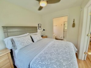 Een strijkplank/strijkijzer, reisbedje, wifi, beddengoed