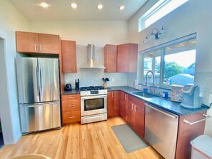 Frigorífico, microondas, horno y placa de cocina