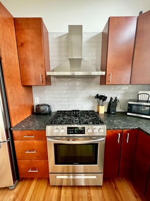 Een koelkast, een microgolfoven, een oven, een kookplaat