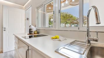 Refrigerador, placa de cocina, cafetera/tetera, tetera/pava eléctrica