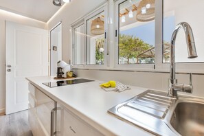 Fridge, stovetop, coffee/tea maker, electric kettle