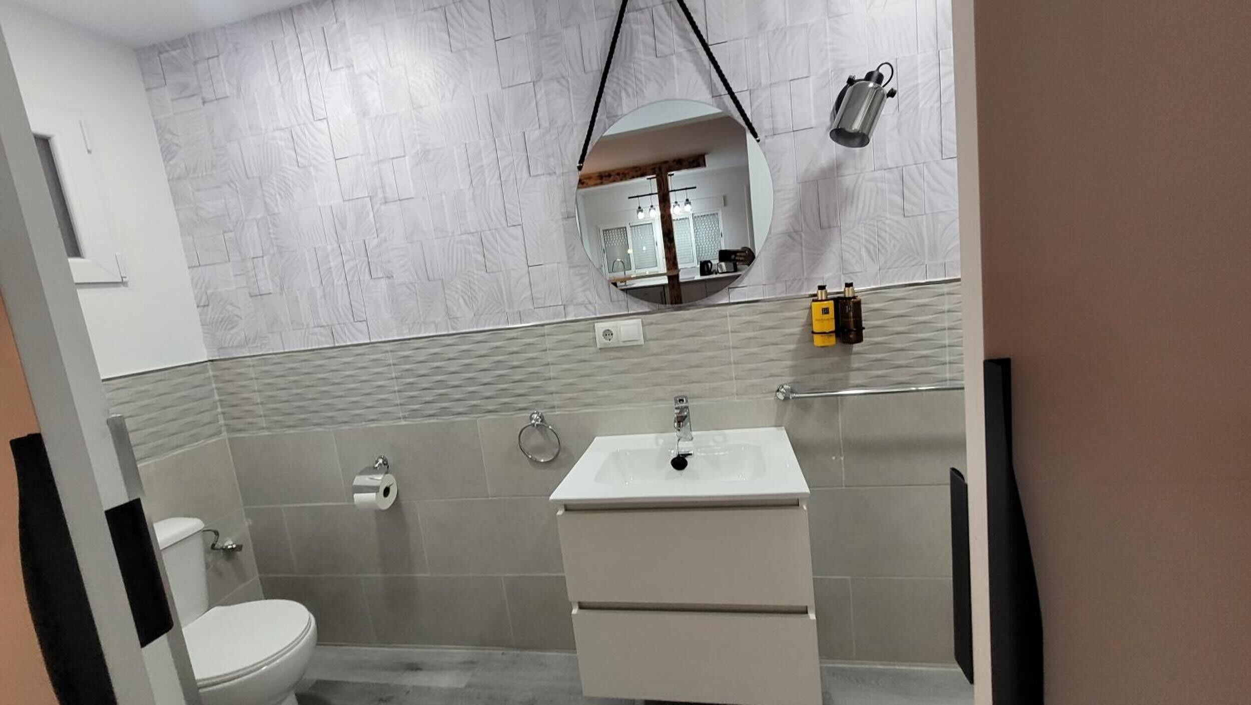 Een douche, een haardroger, handdoeken