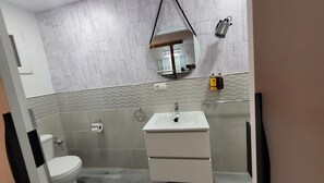 Een douche, een haardroger, handdoeken