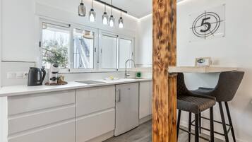 Fridge, stovetop, coffee/tea maker, electric kettle