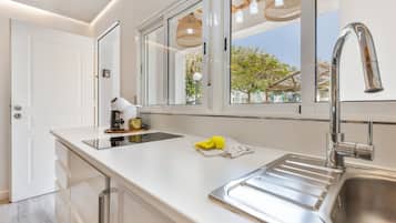 Réfrigérateur, plaque de cuisson, cafetiÚre/bouilloire