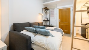 A bedroom with a bed, a wardrobe, a desk, and a mirror. - M Iri70 Acogedor D Plex en el Barrio Salamanca (Madrid)