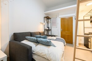 A bedroom with a bed, a wardrobe, a desk, and a mirror. - M Iri70 Acogedor D Plex en el Barrio Salamanca (Madrid)