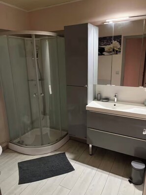 Shower, bidet, towels - Vrbo Property (Haudricourt)