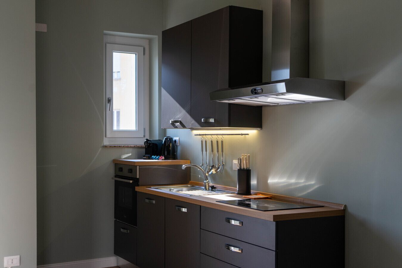 Coffee/tea maker, fridge, oven, stovetop