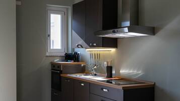 Coffee/tea maker, fridge, oven, stovetop