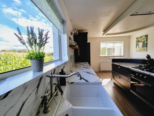 Sleep in Luxury,Wake to Mountains - Discovery Lodge