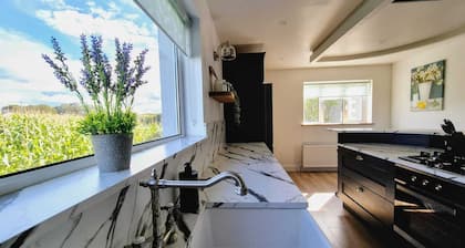 Sleep in Luxury,Wake to Mountains - Discovery Lodge