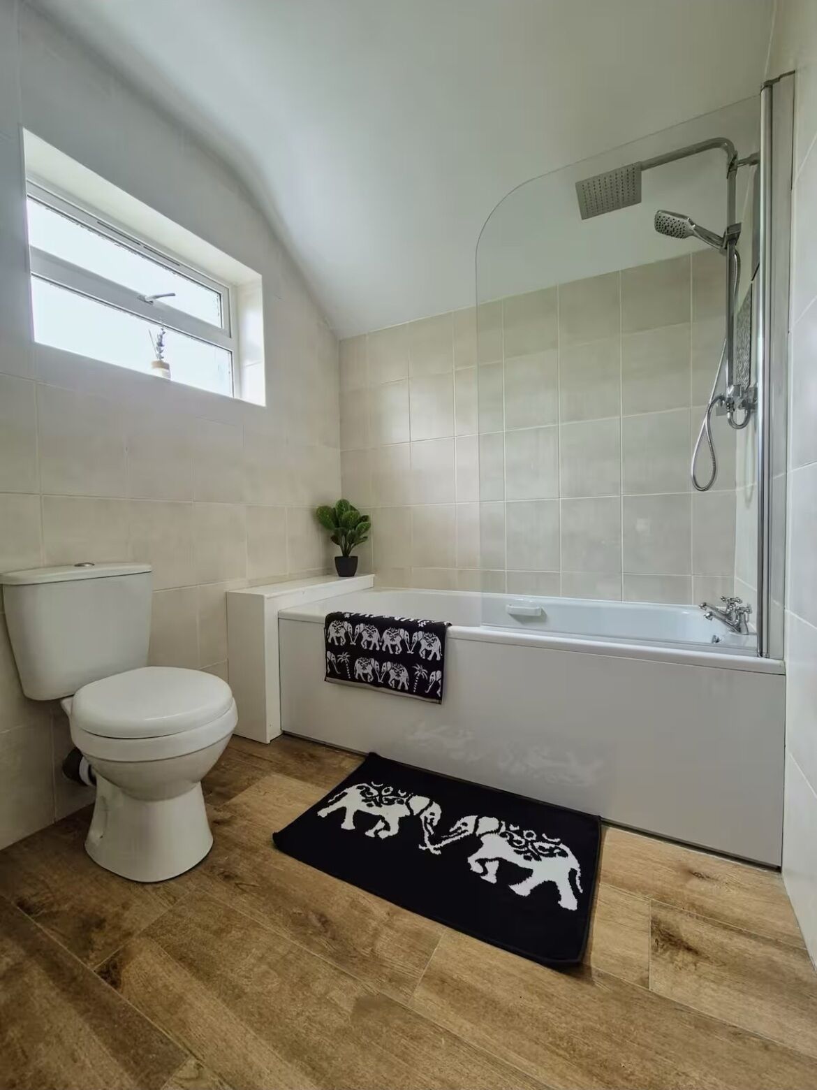 Dusj, hårføner, håndklær og såpe