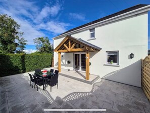 Outdoor dining - Sleep in Luxury,Wake to Mountains - Discovery Lodge (County Derry)