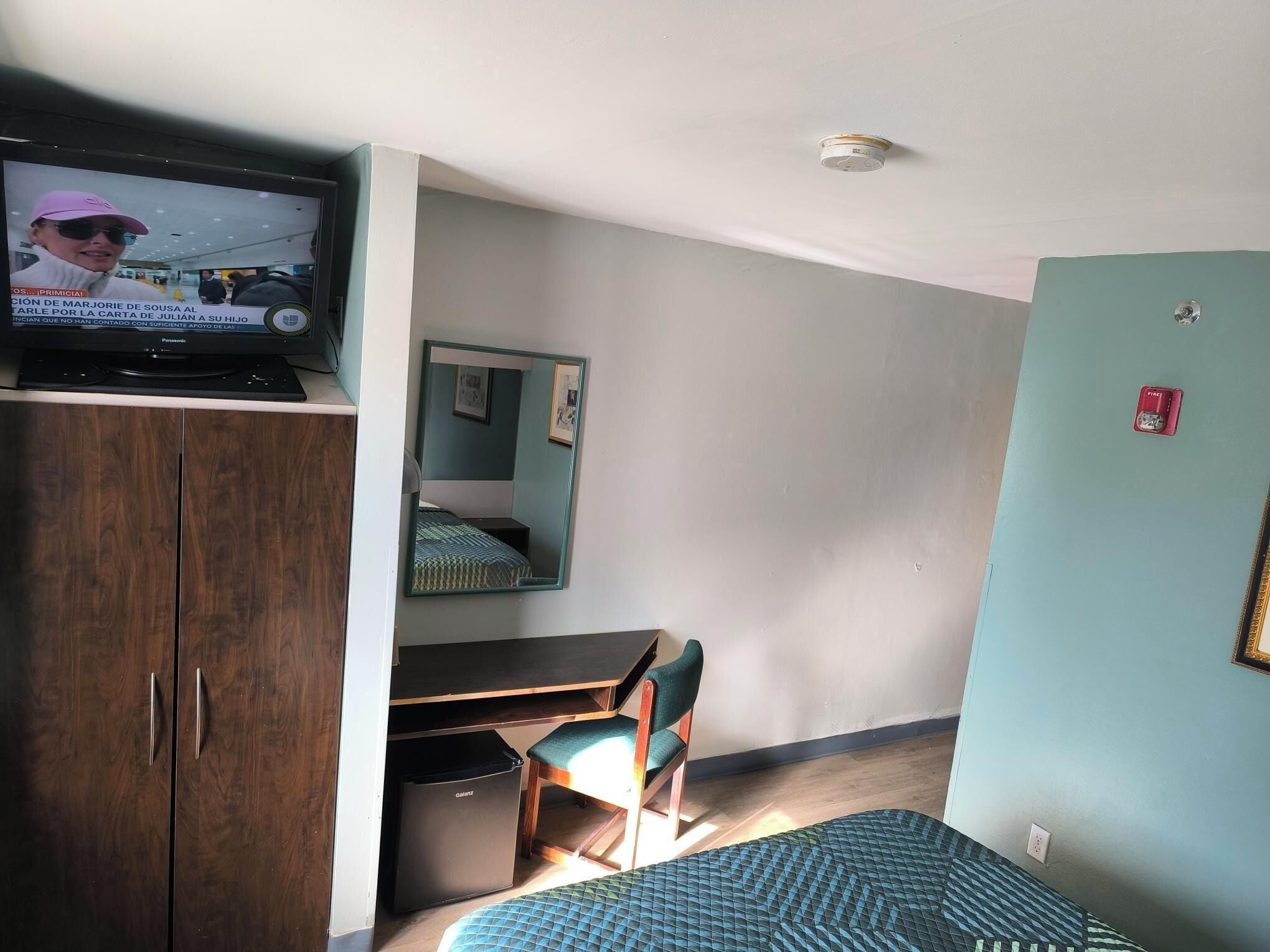 Matelas mémoire de forme, bureau, Wi-Fi gratuit, draps fournis