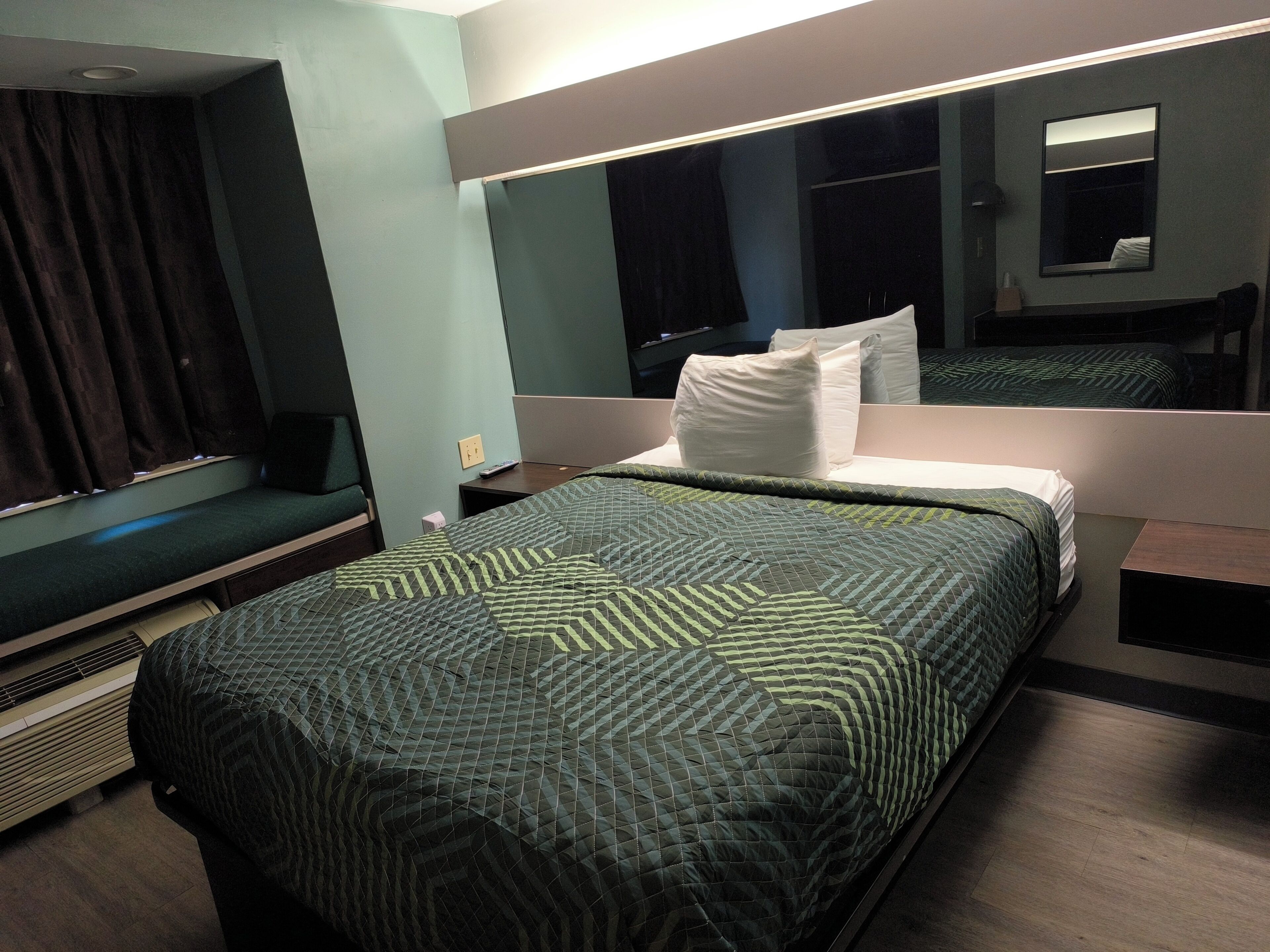 Memory foam beds, desk, free WiFi, bed sheets