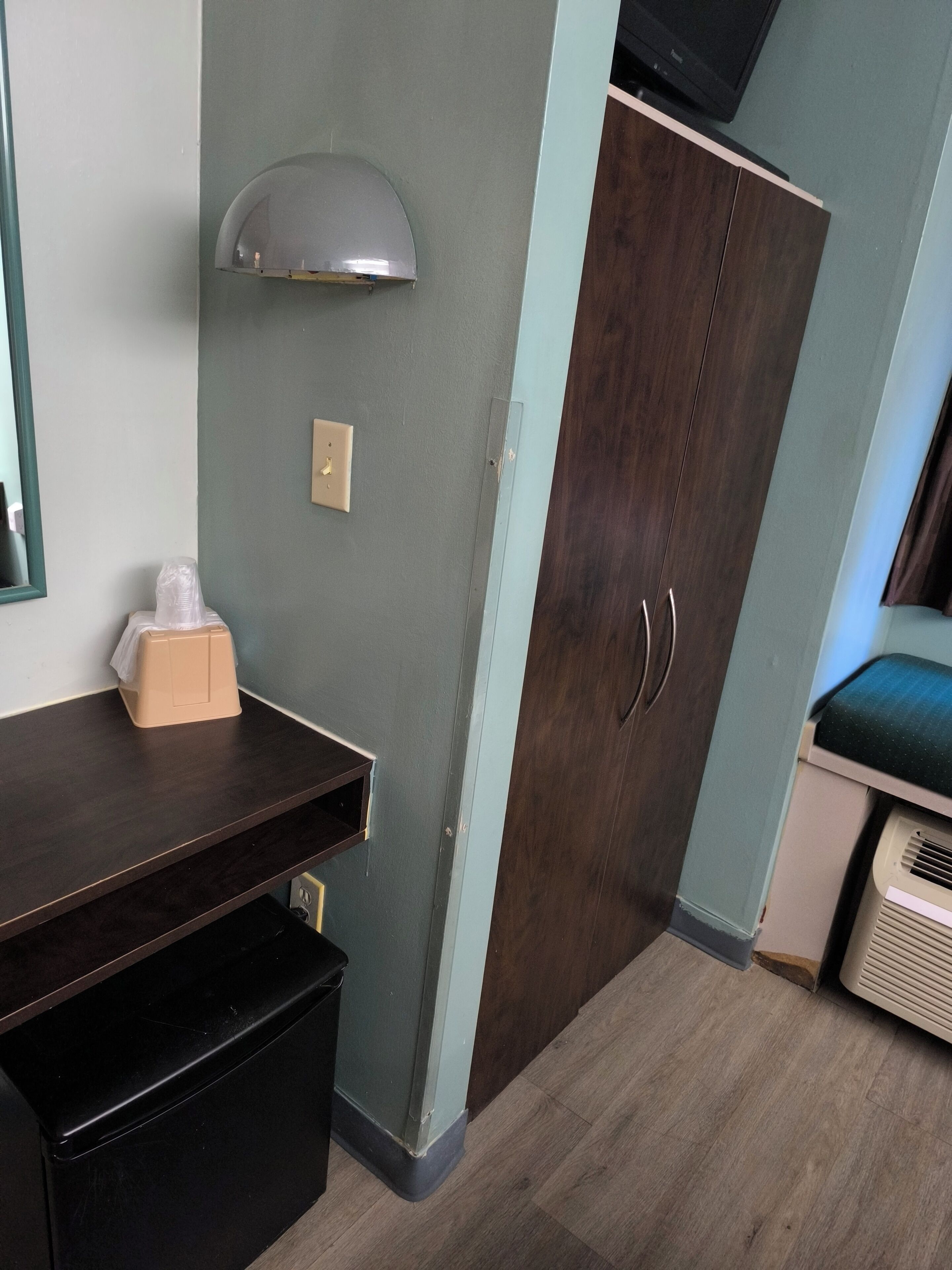 Matelas mémoire de forme, bureau, Wi-Fi gratuit, draps fournis