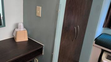 Matelas mémoire de forme, bureau, Wi-Fi gratuit, draps fournis