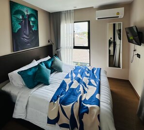 Een strijkplank/strijkijzer, wifi, beddengoed