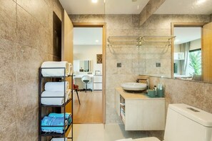 Regadera, secadora de cabello, bidet, toallas 