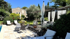 A patio with outdoor furniture, a pool, and a garden. - Room “Apartment, Blue Room” with Shared Pool, Wi-Fi and Air Conditioning (Carpentras)