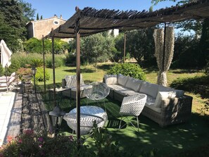 Property grounds - Guesthouse 'Appartement, Chambre Sud' with Shared Pool, Wi-Fi, and Air Conditioning (Carpentras)