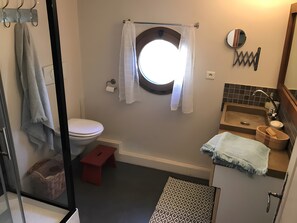 Douche, sèche-cheveux, serviettes fournies