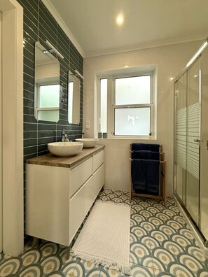 Shower, hair dryer, towels, soap - Pico Island Villas 117 - Natural Pools and Incredible Views (São Roque do Pico)