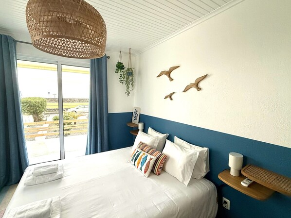 Tabla de planchar con plancha, wifi y ropa de cama