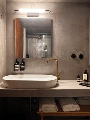 Regadera, tina de hidromasaje, secadora de cabello, toallas 