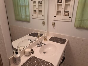 Dusch, handdukar, tvål och toalettpapper