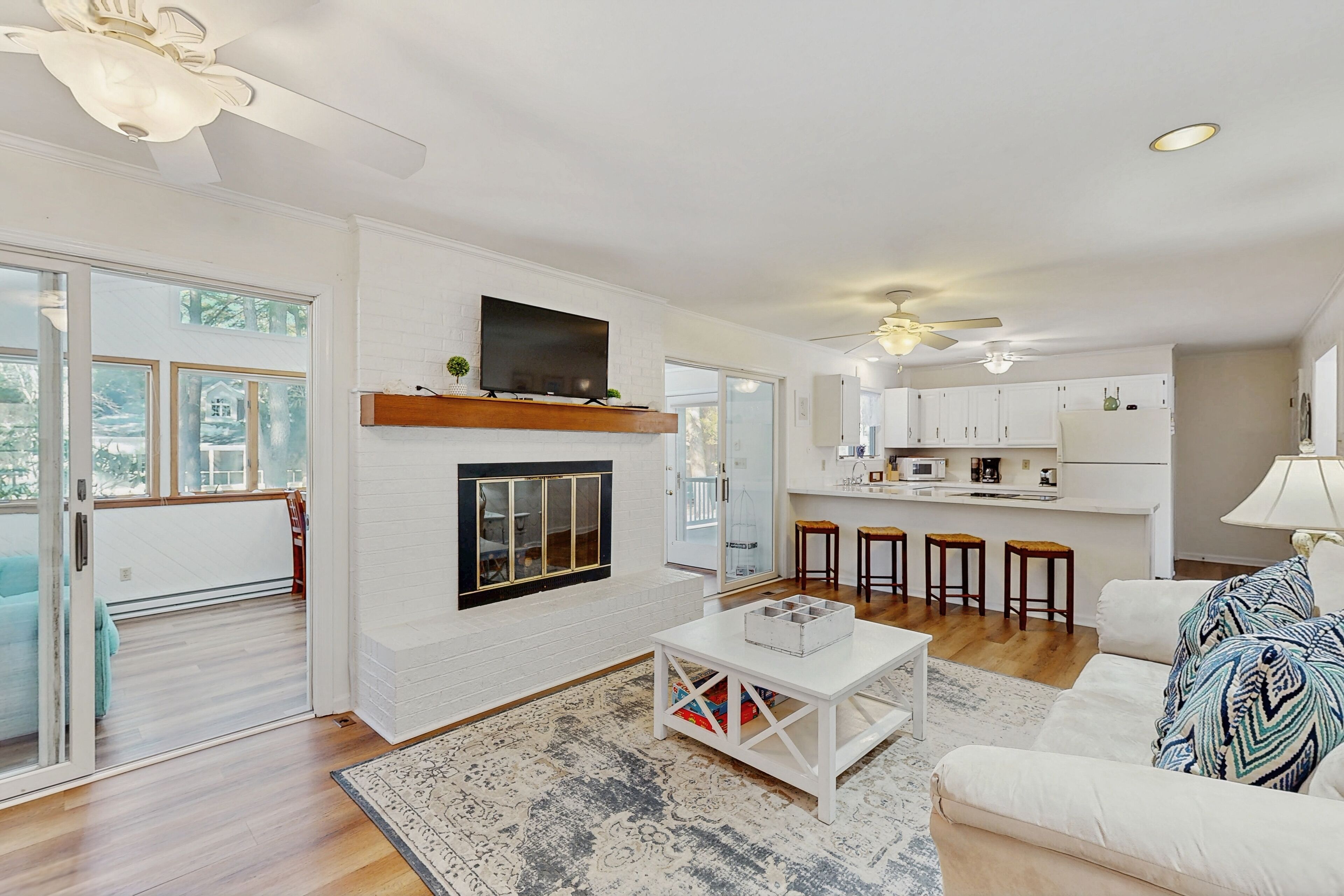 Téléviseur, table de ping-pong