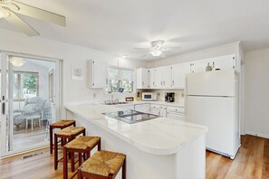 Een koelkast, een microgolfoven, een oven, een kookplaat