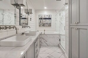 Bathroom - Gorgeous beachfront condo, shared pool and beach access (Santa Rosa Beach)