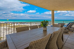Outdoor dining - Gorgeous beachfront condo, shared pool and beach access (Santa Rosa Beach)