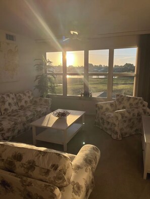 TV - Quiet oasis for snowbirds, romantics and families (Naples)